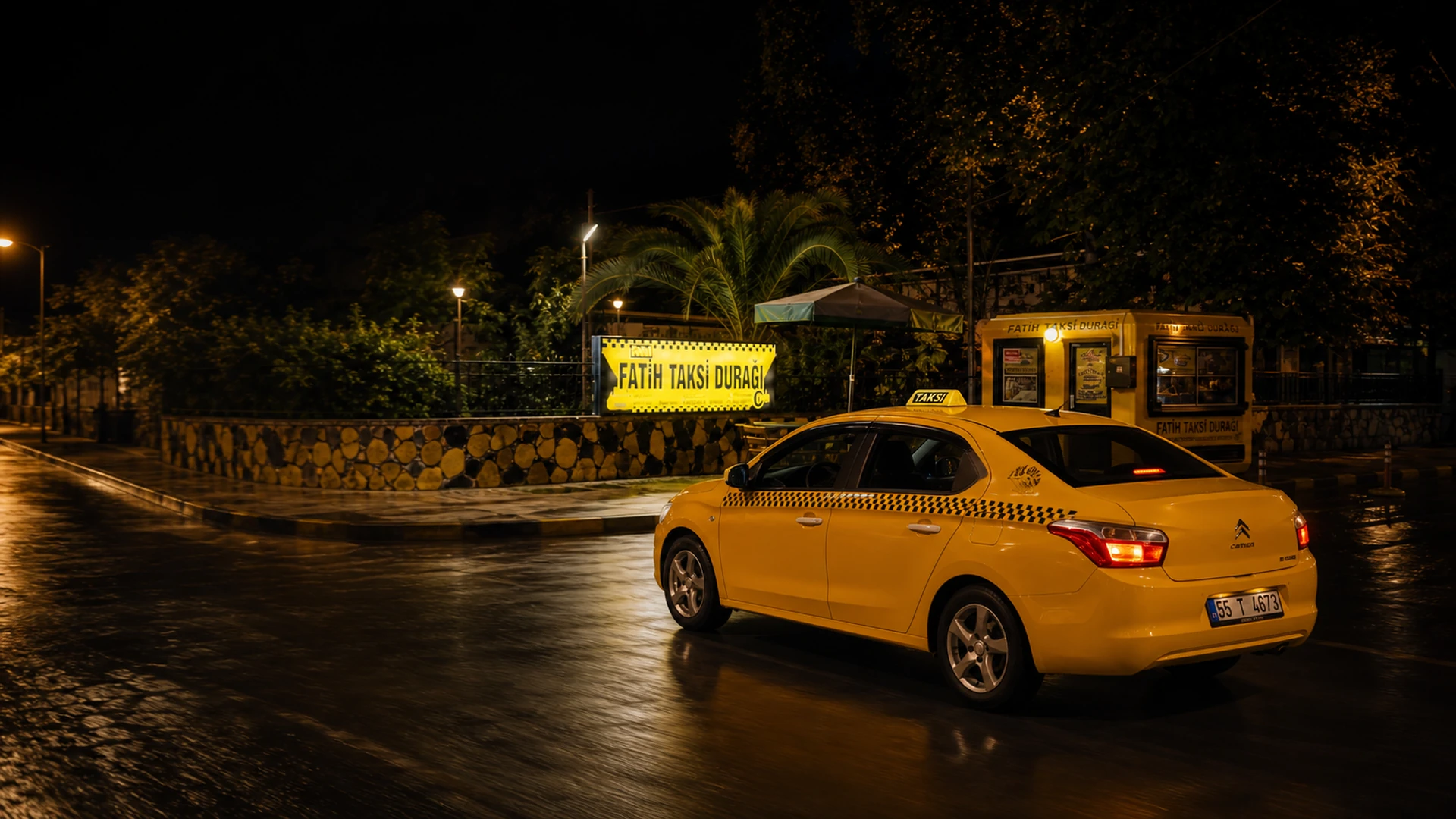 Gece Fatih Taksi Durağı önünde tamamen sarı Citroën C-Elysée taksi